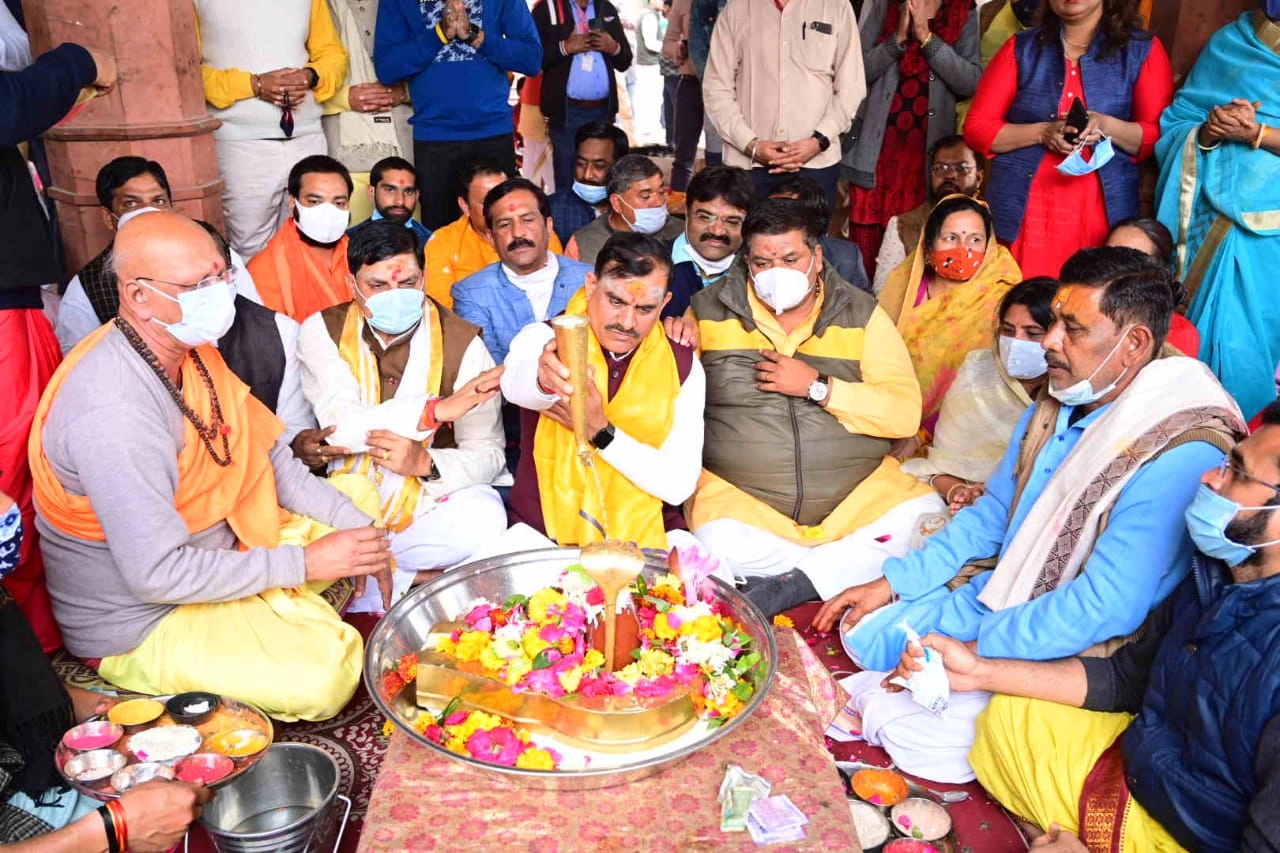 उज्जैन महाकाल मंदिर में पीएम नरेंद्र मोदी की लंबी उम्र के लिए महामृत्युंजय जाप, BJP प्रदेश अध्यक्ष वीडी शर्मा भी हुए शामिल - BJP state president VD Sharma performed Mahamrityunjay Japp for the long life of PM Narendra Modi at Ujjain Mahakal temple
