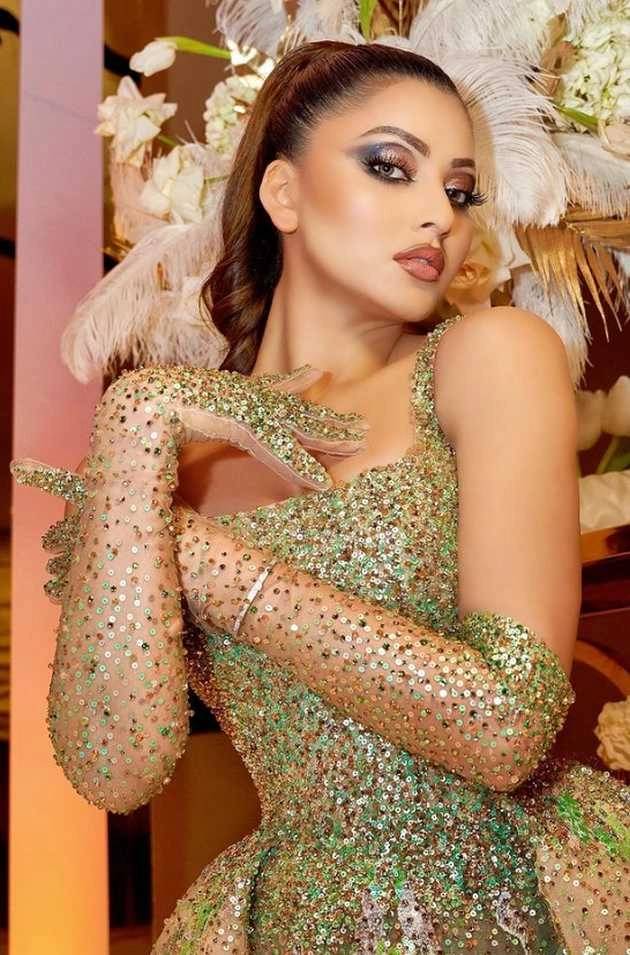 अरमानी शो में इतने लाख की ड्रेस पहनकर रैंप पर उतरीं उर्वशी रौटेला - urvashi rautela wears expensive outfit 15 lakh during a fashion show