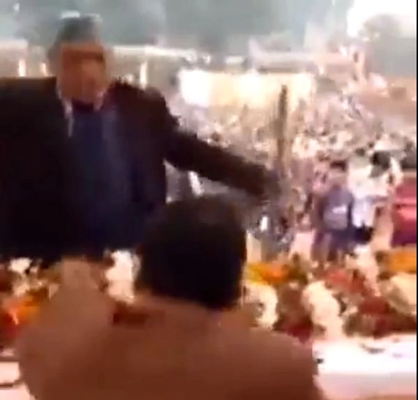 यूपी में नाराज किसान ने भाजपा विधायक को मंच पर ही जड़ दिया थप्पड़! - Angry farmer slaps BJP MLA on stage in UP