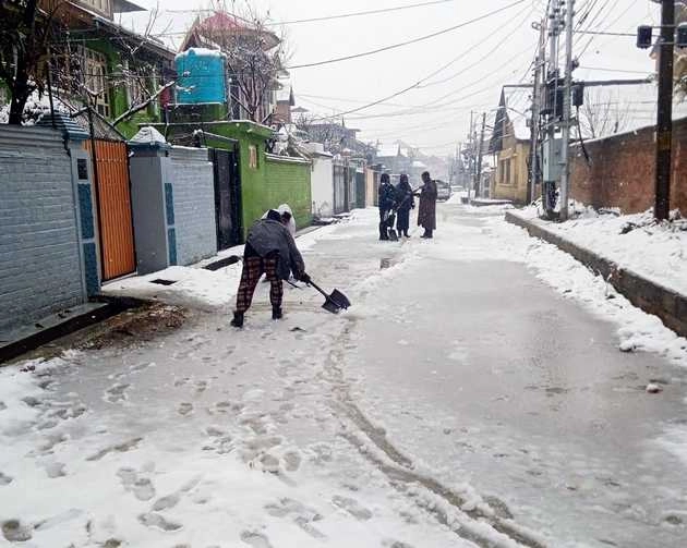 बर्फबारी से कश्मीर अस्त-व्यस्त, हिमस्खलन की चेतावनी, सड़क, ट्रेन और हवाई सेवाएं रद्द