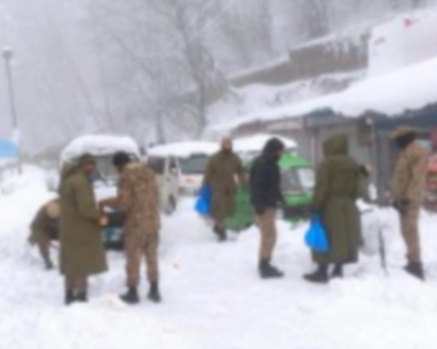 बर्फवृष्टीत पर्यटकांच्या गाड्या अडकल्या, थंडीमुळे गोठून कारमध्ये 10 मुलांसह 21 जणांचा मृत्यू