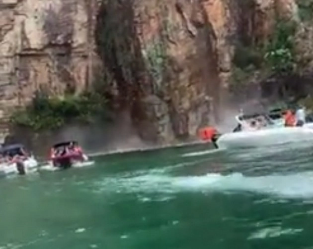 ब्राजील में पर्यटकों की नावों पर गिरी चट्टान, 6 लोगों की मौत, कई घायल - A rock fell on tourist boats in Brazil