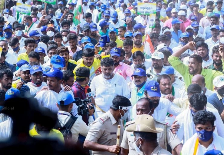 कर्नाटक : कांग्रेस ने पदयात्रा में कोविड गाइडलाइंस की उड़ाई धज्जियां, शिवकुमार बोले- यहां नहीं है कोरोना