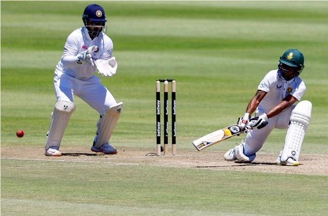 दक्षिण अफ्रीकी मध्यक्रम ने दिखाया दम, मेजबान ने छुआ 100 रनों का आंकड़ा - Rassie van der Dussen and Keegan Peterson fight backs against Indian bowling