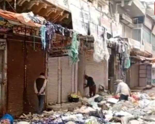 कपड़ा व्यापारी की अजीब सनक, घर की छत पर इकट्‍ठा कर लिया कचरे का ढेर