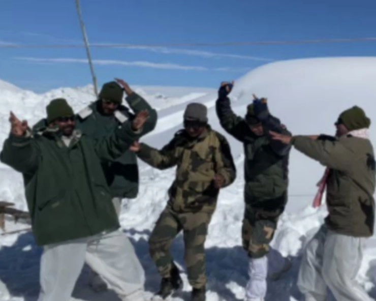 भारी बर्फबारी में BSF जवानों ने किया डांस, सेना के जज्बे को सलाम कर रहे लोग - BSF jawans dance in heavy snowfall