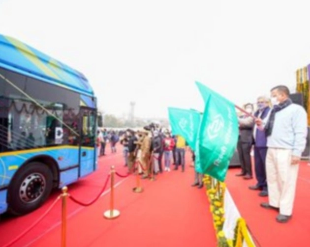 दिल्ली में दौड़ी पहली इलेक्ट्रिक बस, CM केजरीवाल ने दिखाई हरी झंडी - The first electric bus ran in Delhi, CM Kejriwal showed the green signal