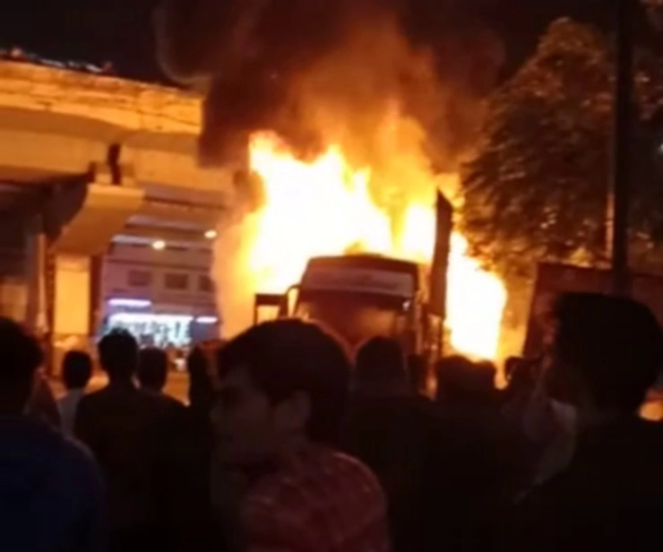 गुजरात में ट्रैवल्स बस में लगी भयानक आग, 1 की मौत - fire in travel bus in surat