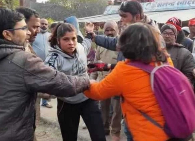 सड़क पर 2 महिला सिपाहियों में जमकर हुई मारपीट, सोशल मीडिया पर वायरल हुआ वीडियो