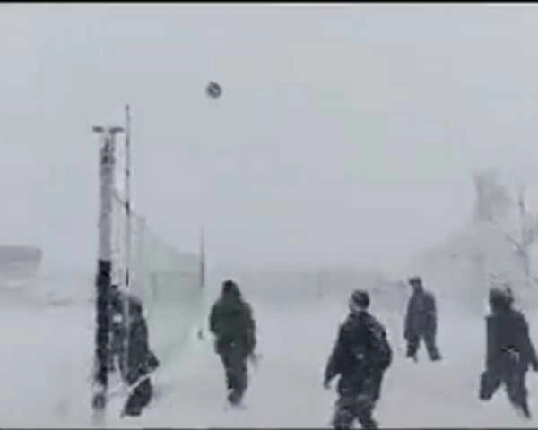 14,000 फीट की ऊंचाई पर बर्फ में वॉलीबॉल खेलते ITBP के जवान, सोशल मीडिया पर वीडियो हुआ वायरल - ITBP personnel playing volleyball in the snow