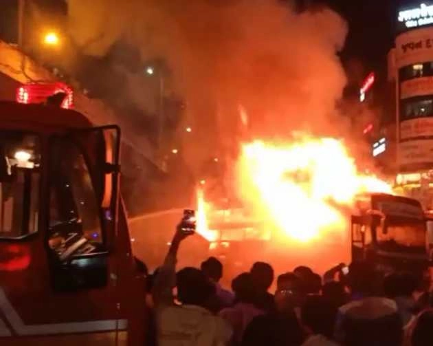 गुजरात : बस के नीचे आने से बुजुर्ग की मौत, गुस्साई भीड़ ने लगाई आग - gujarat elderly crowd fire