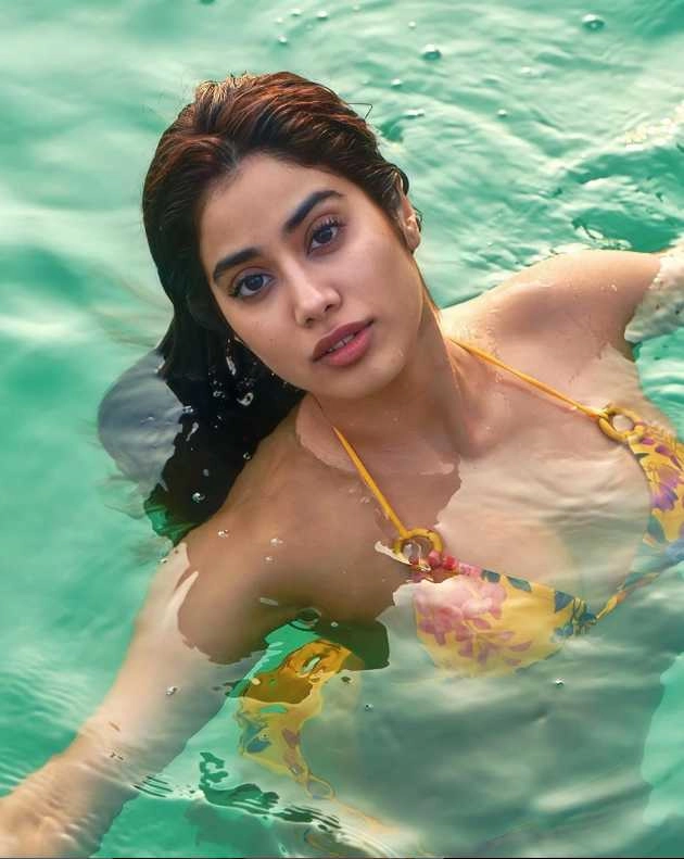 बिकिनी पहन स्विमिंग पूल में उतरीं जाह्नवी कपूर, हॉट तस्वीरें वायरल - janhvi kapoor hot bikini photos goes viral