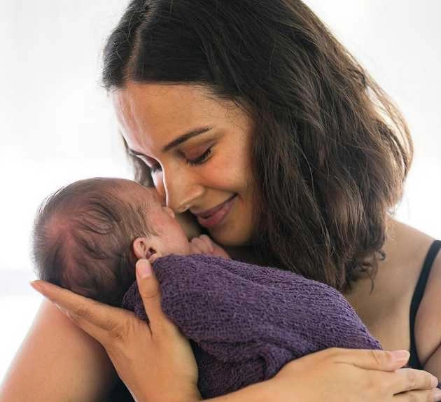 बेटी को ब्रेस्टफीड कराते हुए एवलिन शर्मा ने शेयर की खूबसूरत तस्वीर - evelyn sharma shares breastfeeding photo viral