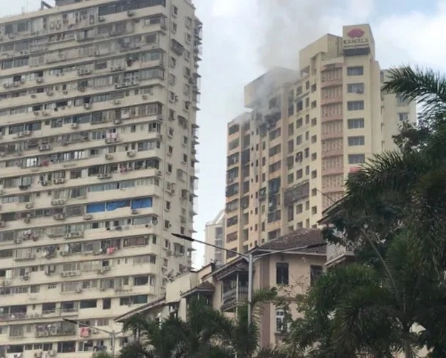 मुंबई में 20 मंजिला इमारत में लगी आग, 7 लोगों की मौत