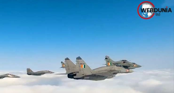 राजपथ पर वायुसेना के विमानों की गर्जना, राफेल-सुखोई-जगुआर समेत इन फाइटर जेट्स ने दिखाई धमक (वीडियो)