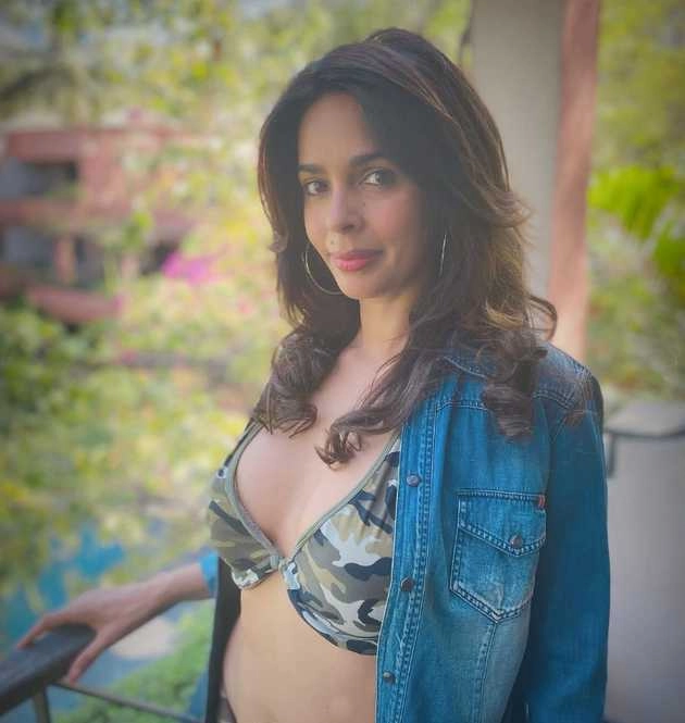 शर्ट के बटन खोलकर मल्लिका शेरावत ने फ्लॉन्ट की बिकिनी, हॉट तस्वीरें वायरल - mallika sherawat showcases her hot bikini photos viral