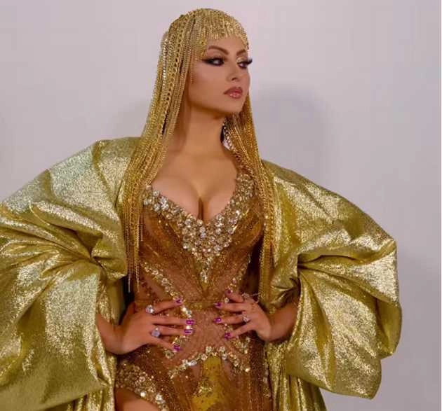 अरब फैशन वीक में उर्वशी रौटेला ने पहनीं सोने की ड्रेस, इतने करोड़ है कीमत - urvashi rautela wearing gold dress worth 40 crores in arab fashion week