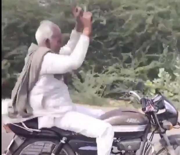वायरल : ताऊ ने किया खतरनाक स्टंट, सोशल मीडिया पर मचाया तहलका - old man perform stunt on road youth will shocked after water watching this