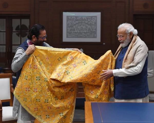 PM नरेन्द्र मोदी की 'चादर' पर बवाल, सोशल मीडिया पर लोगों ने दी नसीहत...