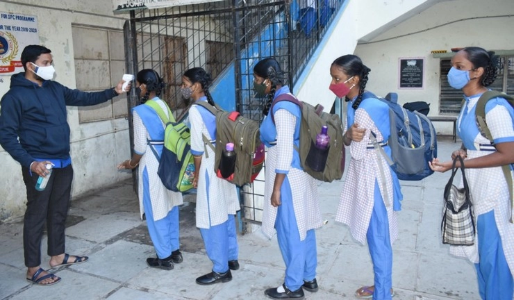 केंद्र सरकार ने स्कूलों के लिए जारी की नई गाइडलाइंस, 11 राज्यों में खुले स्कूल