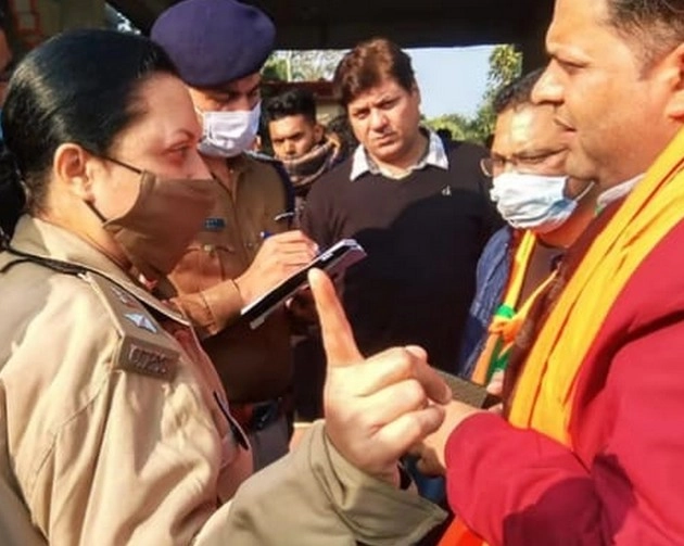 चुनाव प्रचार के दौरान फिल्म अभिनेत्री व सांसद लॉकेट चटर्जी के काफिले पर हमले का आरोप