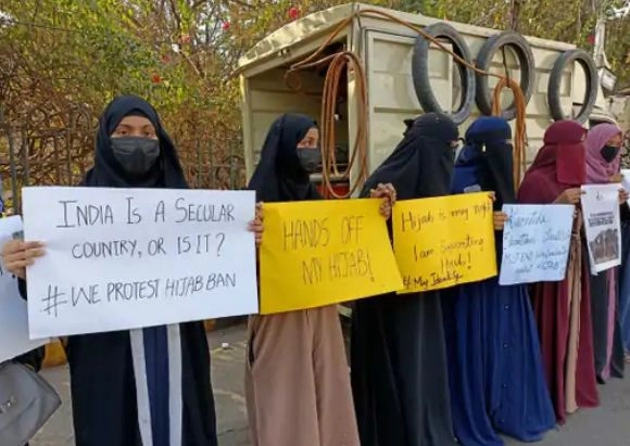 Hijab Controversy : कुमकुम का टीका लगाए स्टूडेंट्‍स को क्लास में जाने से रोका मचा बवाल - student prevented to going to class for putting kumkum in vijayapura