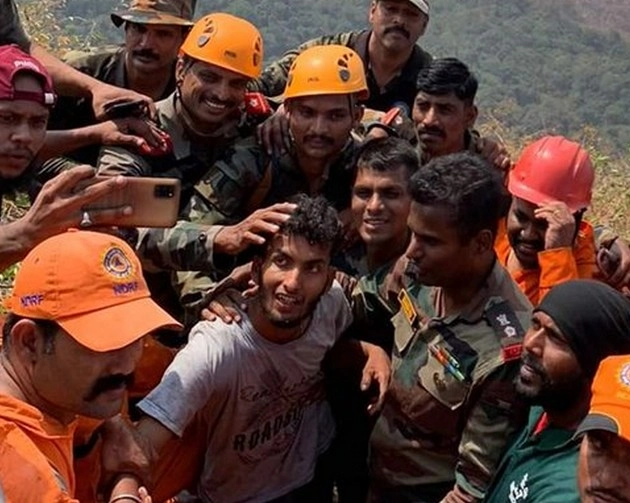 केरल में पहाड़ी पर 43 घंटों तक फंसा रहा 23 साल का आर बाबू, सेना ने बचाई जान - young man trapped in the Cherad hill in Malampuzha has been rescued