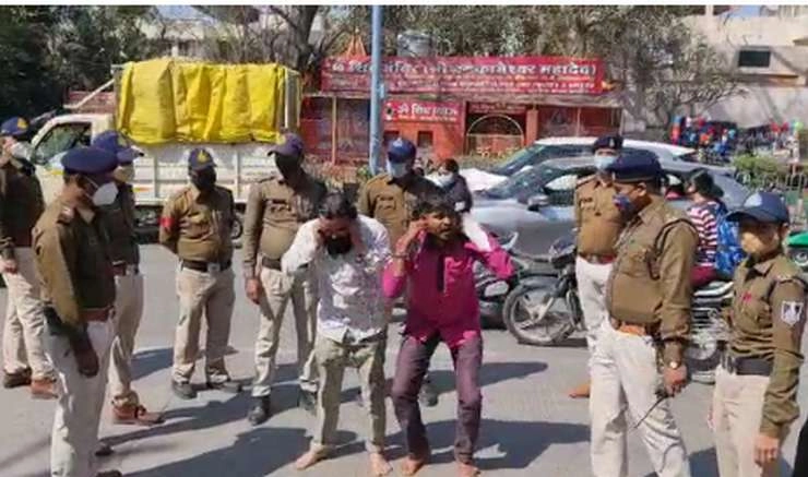 इंदौर : छात्राओं से छेड़छाड़ करने वाले मजनुओं का कॉलेज के बाहर निकला 'जुलूस' - Indore police took out a procession of goons