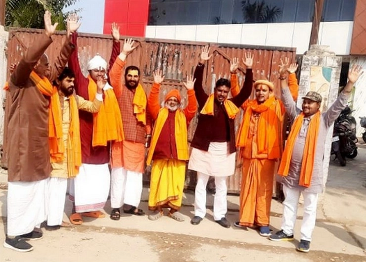 BJP के लिए वोट मांगने निकली अयोध्या के साधु-संतों की टोली, मतदाताओं को बांटेगी राम चरण रज, प्रसाद व हनुमानगढ़ी महावीरी - Sadhu saints of Ayodhya Dham came out to seek votes for BJP in Uttar Pradesh