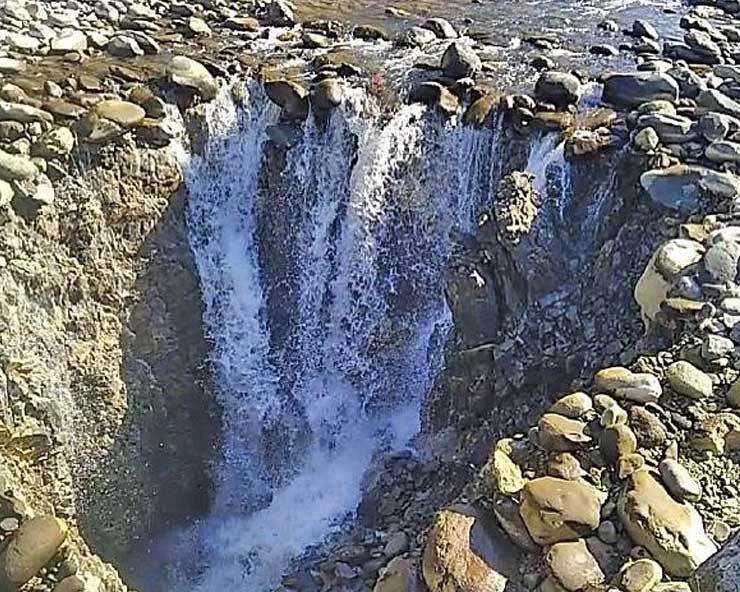 Sink Hole in Jammu-Kashmir : कश्मीर के ब्रेंगी नाले में बना रहस्यमयी सिंकहोल, जिसमें समाती जा रही नदी; निगल गया हजारों मछलियां - Sink Hole in Jammu-Kashmir
