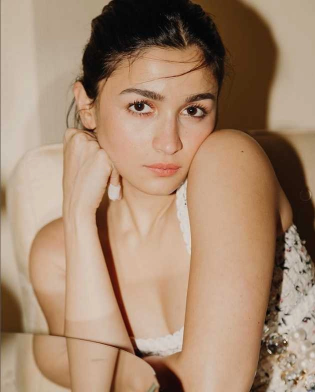 बाथरूम से आलिया भट्ट ने शेयर की हॉट तस्वीरें, बाथटब में लेटकर दिए पोज - alia bhatt shares hot bathroom photos actress poses in bathtub