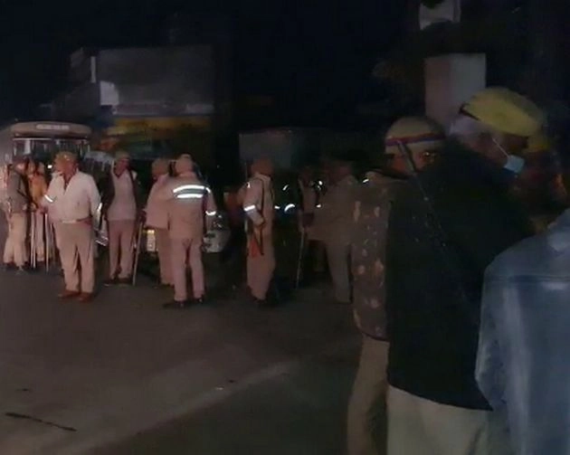 अयोध्या के गोसाईगंज में बवाल, सपा-भाजपा समर्थकों के बीच पथराव, हवाई फायरिंग व लाठीचार्ज