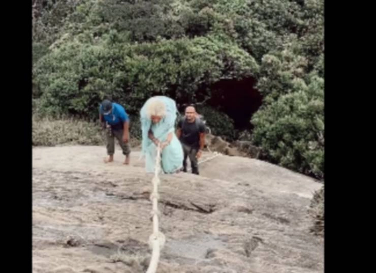 62 की उम्र में महिला ने चढ़ा पहाड़, वीडियो देख हैरान हुए लोग - mother son starts trekking high hill you will shock after watching video