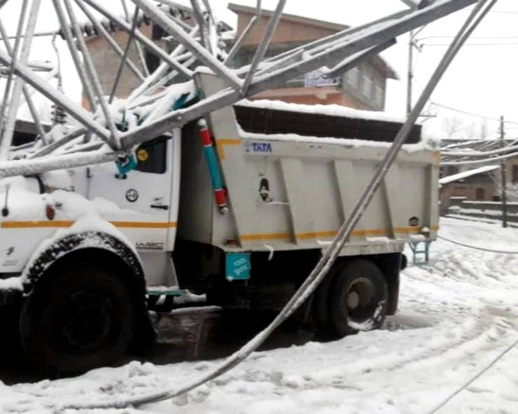 कश्मीर में बर्फबारी ने मचाई भारी तबाही, बिजली गुल, शिकारे डूबे