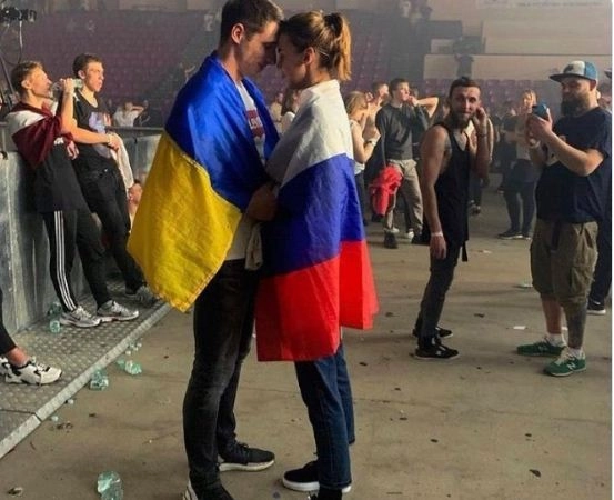Love and War: बारूद की गंध और कारतूस के खोल के बीच भी प्‍यार अपनी जगह ढूंढ लेता है... - love in the time of war Russia Ukraine War, viral photo, love, twitter photo