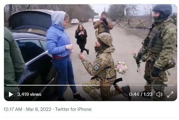 Russia-Ukraine War: गर्लफ्रेंड जा रही थी देश छोड़कर, यूक्रेनी सैनिक ने चेकपोस्‍ट पर पकड़ लिया और कर दिया प्रपोज, देखें वीडियो