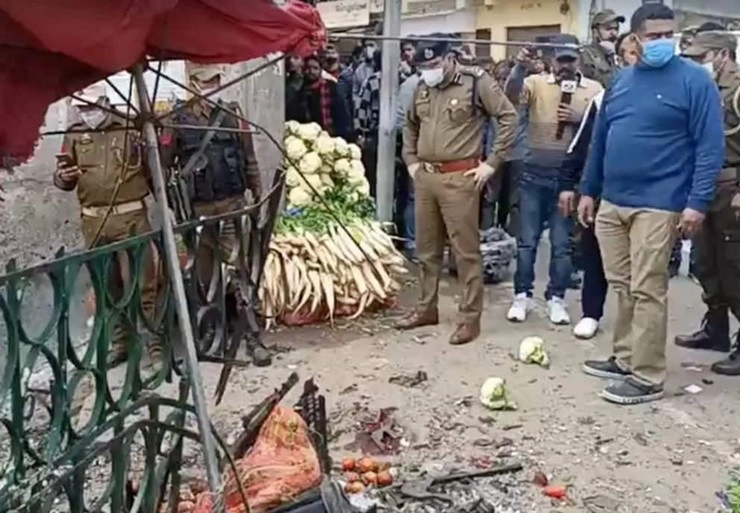 जम्‍मू-कश्‍मीर के उधमपुर में विस्‍फोट, एक व्‍यक्ति की मौत, 14 घायल - Blast in Jammu and Kashmir's Udhampur, one dead, 14 injured