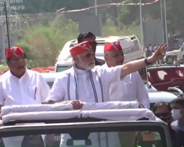 4 राज्यों में भाजपा की जीत के बाद गुजरात में पीएम मोदी, रोड शो में उमड़ी भारी भीड़ - PM Modi road show in Ahmedabad