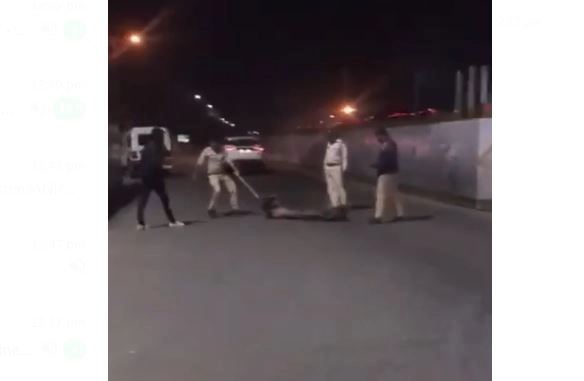इंदौर में पुलिस की बर्बरता, युवक के कपड़े उतारकर सड़क पर घसीटा, वीडियो वायरल होने के बाद 3 पुलिसकर्मी सस्पेंड