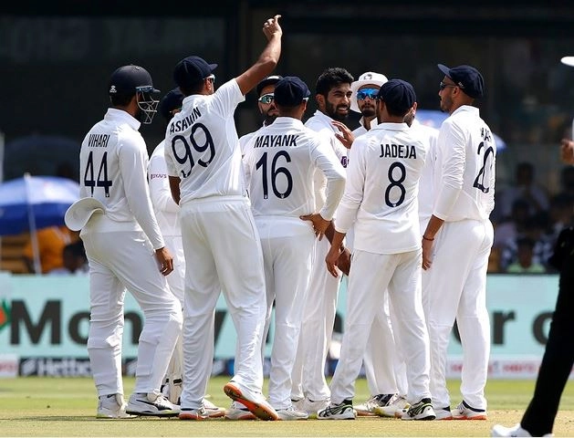 INDvsSL: टीम इंडिया जीत से 6 कदम दूर, कप्तान करुणारत्ने ने जड़ा अर्धशतक - Dimuth Karunaratne stands still as India closes in for a clean sweep