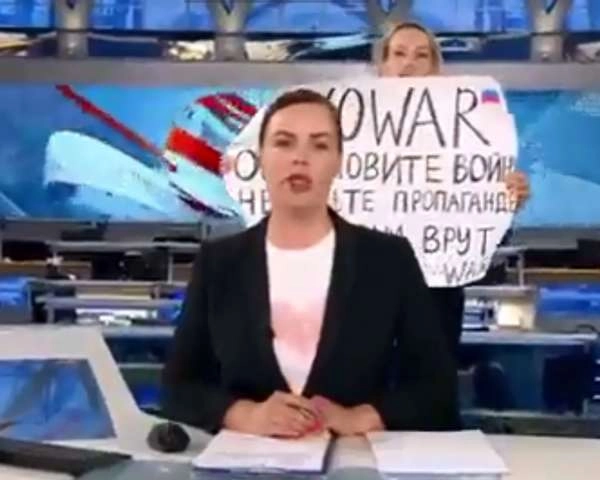 रूसी टीवी चैनल पर लाइव शो में चली आई युद्ध विरोधी प्रदर्शनकारी - Anti-war protesters in live show on Russian TV channel