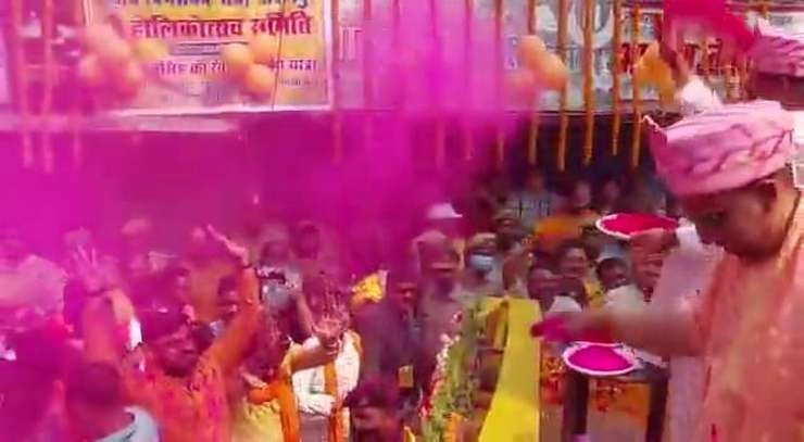 गोरखपुर में योगी आदित्यनाथ ने जमकर खेली होली, जनता पर बरसाए फूल-अबीर