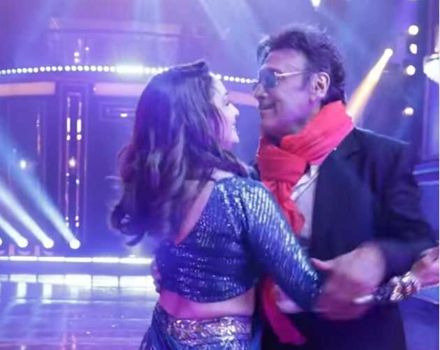 माधुरी दीक्षित ने जैकी श्रॉफ के साथ किया रोमांटिक डांस, वीडियो वायरल - madhuri dixit jackie shroff romantic dance on sun beliya song video goes viral