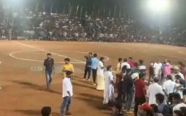 केरल में एक फुटबॉल मैच के दौरान बड़ा हादसा, 200 से ज्यादा लोग घायल, आधा दर्जन लोगों की हालत गंभीर - Watch: Spectator Gallery Collapses At Kerala Match, Over 200 Injured