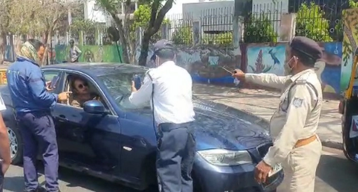 BMW कार सवार ने ट्रैफिक पुलिस पर गाड़ी चढ़ाने की कोशिश की, FIR दर्ज