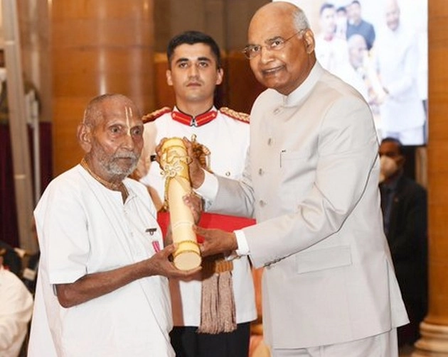 स्वामी शिवानंद 'पद्मश्री' से सम्मानित, इस खास अंदाज ने जीता दिल - Yoga Guru Swami Sivananda honored with Padma Shri