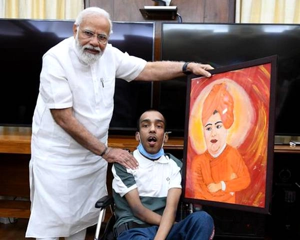 दिव्यांग आयुष से मिले PM मोदी, पेंटिंग देख दिल खोलकर की प्रशंसा