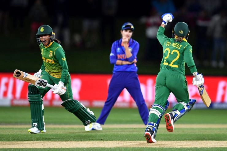 फाइनल में फिसले अविजित रही भारतीय महिलाओं के पांव, दक्षिण अफ्रीका ने 5 विकेटों से जीती Tri Series