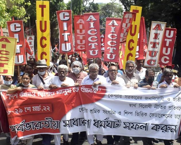 श्रमिक संगठनों की हड़ताल दूसरे दिन भी जारी, बैंकों एवं परिवहन पर असर - effect of strike in India on banks and transport
