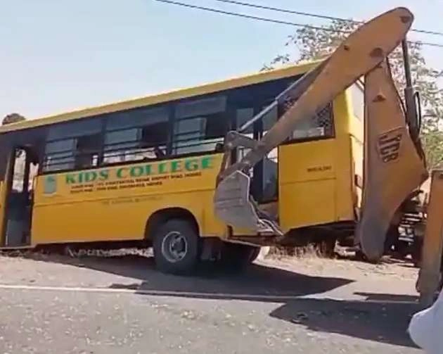 इंदौर में छात्रों से भरी बस ने एक्टिवा को मारी टक्कर, 3 की मौत